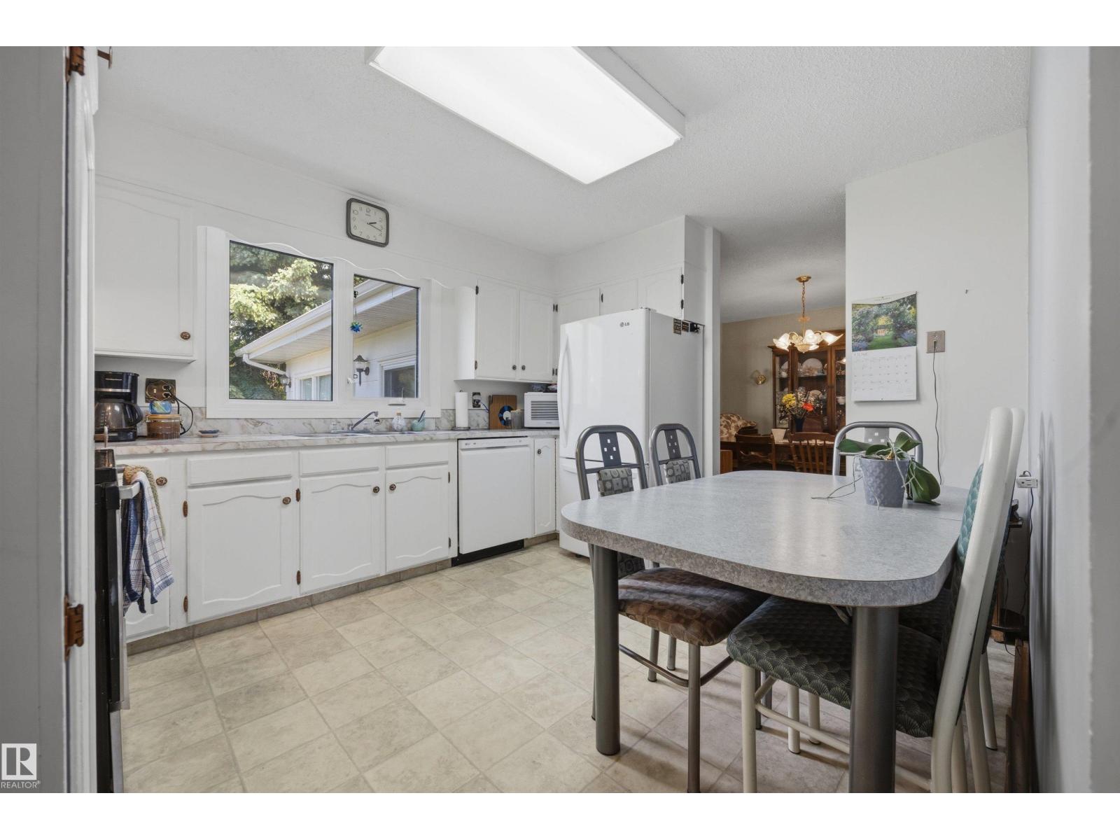 39 MANOR DR — photo 17