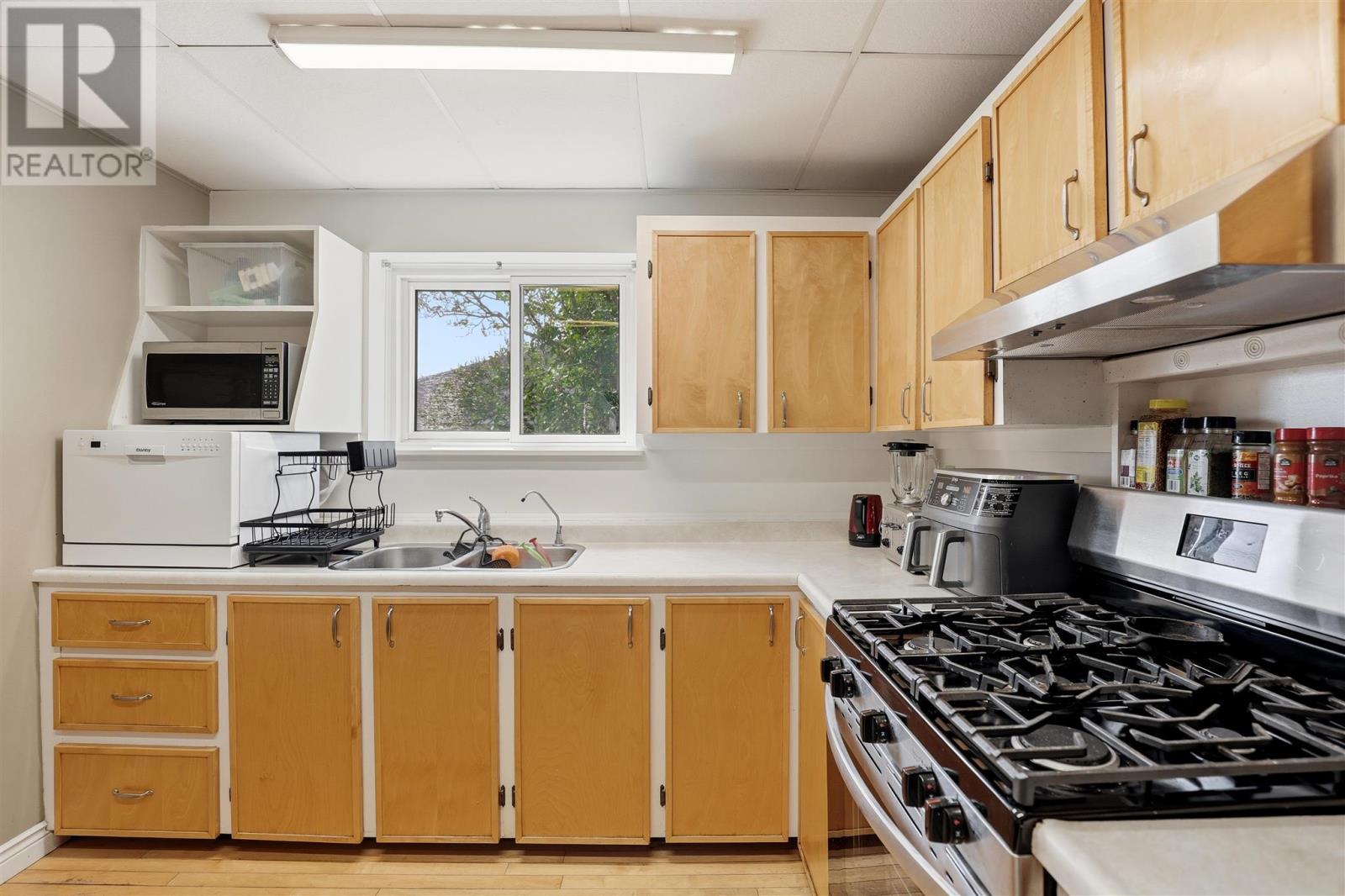 63 Elmwood AVE - 10