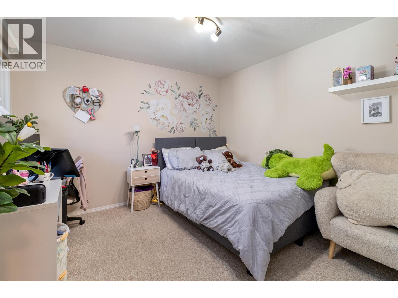 #3 1886 Parkview Crescent - 24