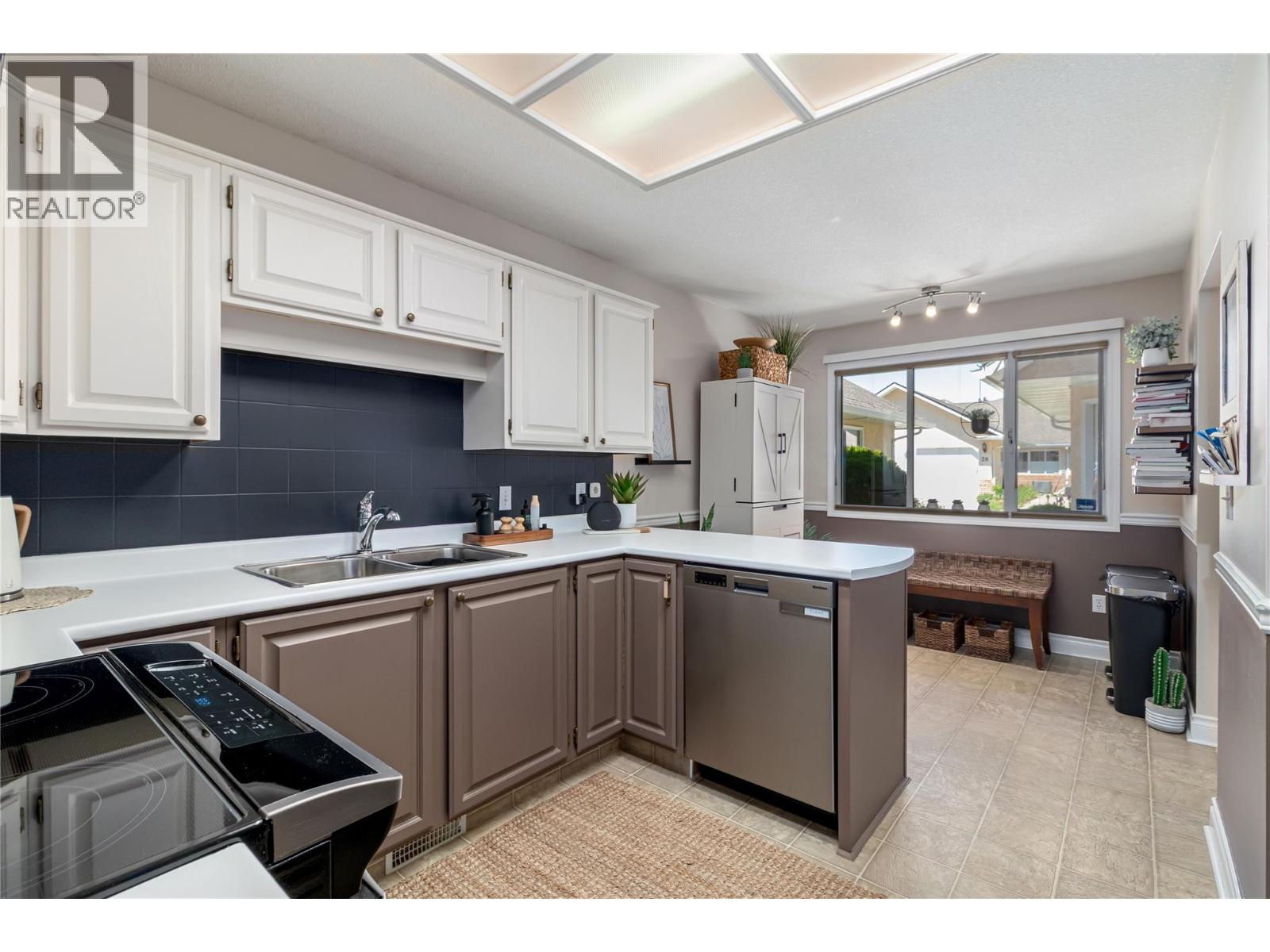 #3 1886 Parkview Crescent - 10