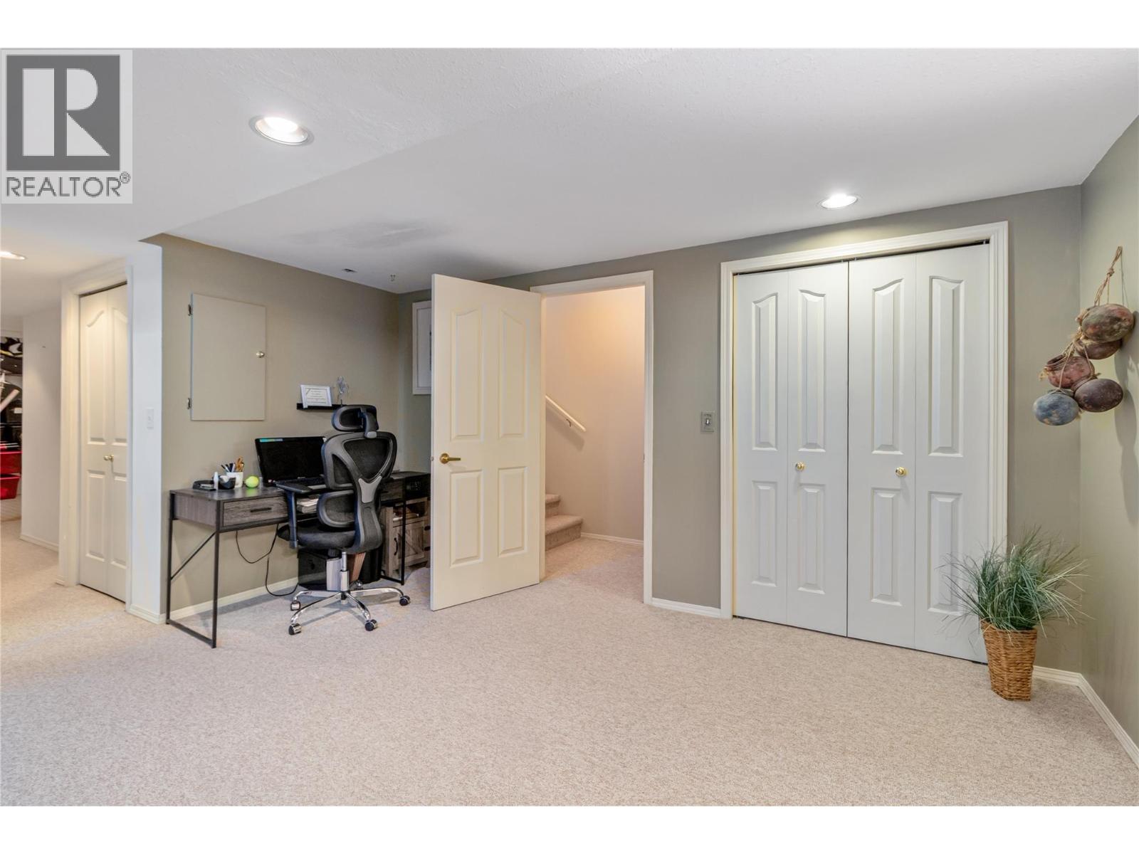 #3 1886 Parkview Crescent - 32