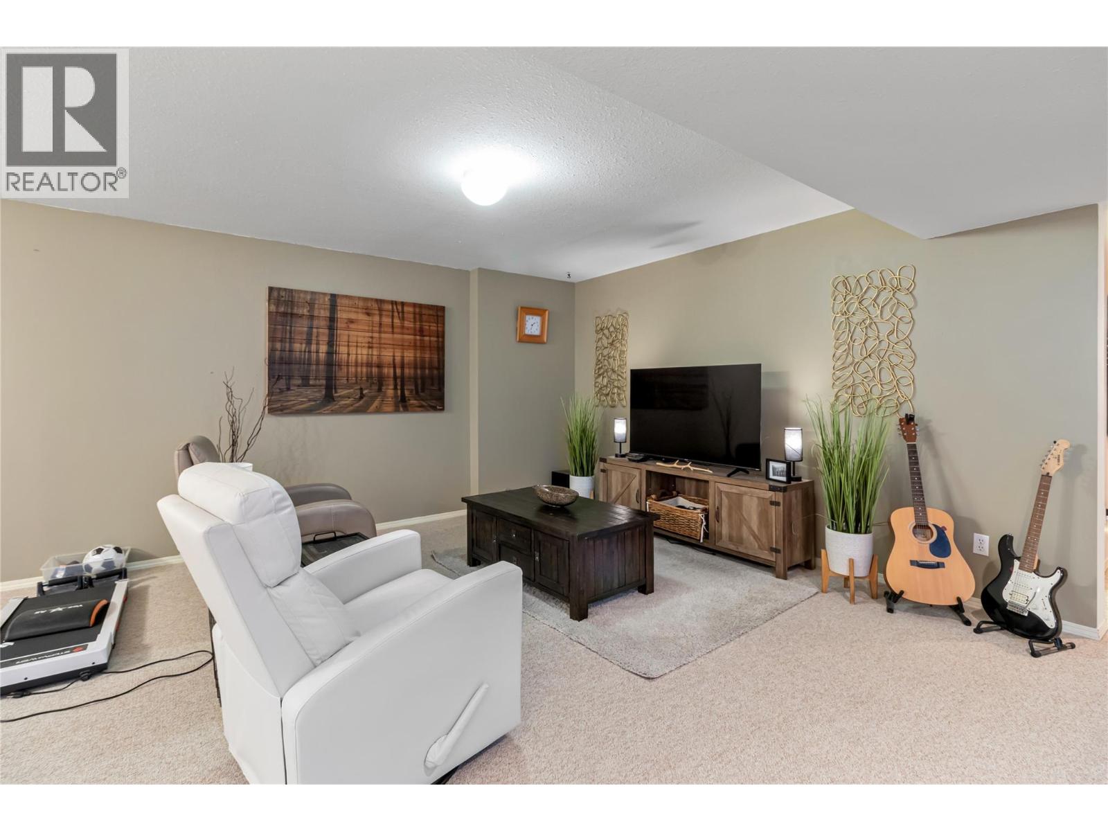 #3 1886 Parkview Crescent - 30