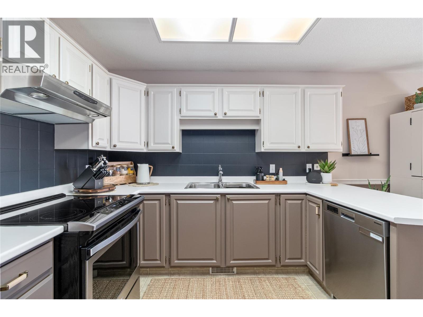 #3 1886 Parkview Crescent - 12