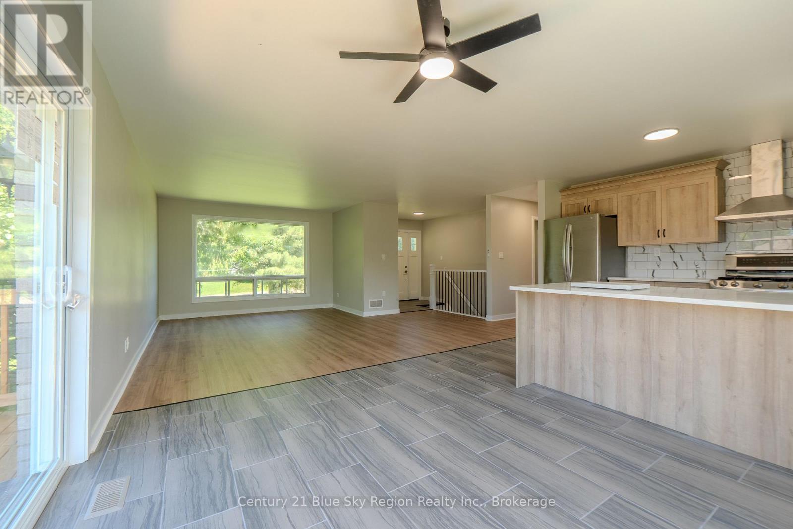 418 LAURIER STREET - 11