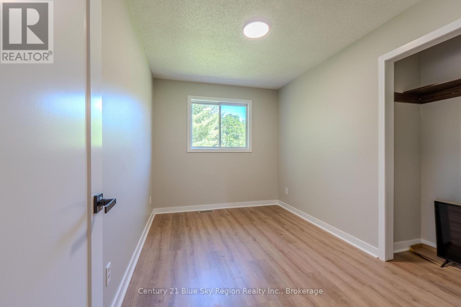 418 LAURIER STREET - 25