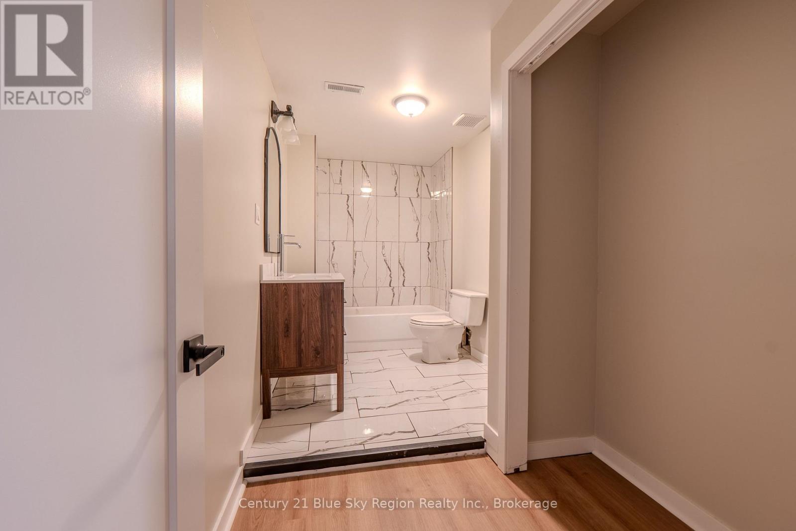 418 LAURIER STREET - 35