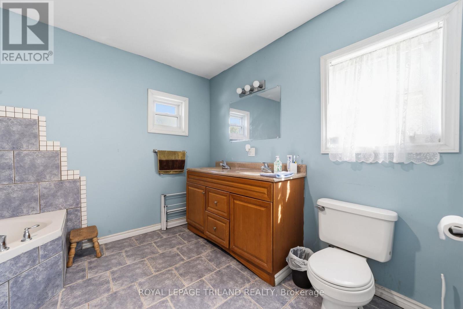 15 DUNDAS STREET - 37