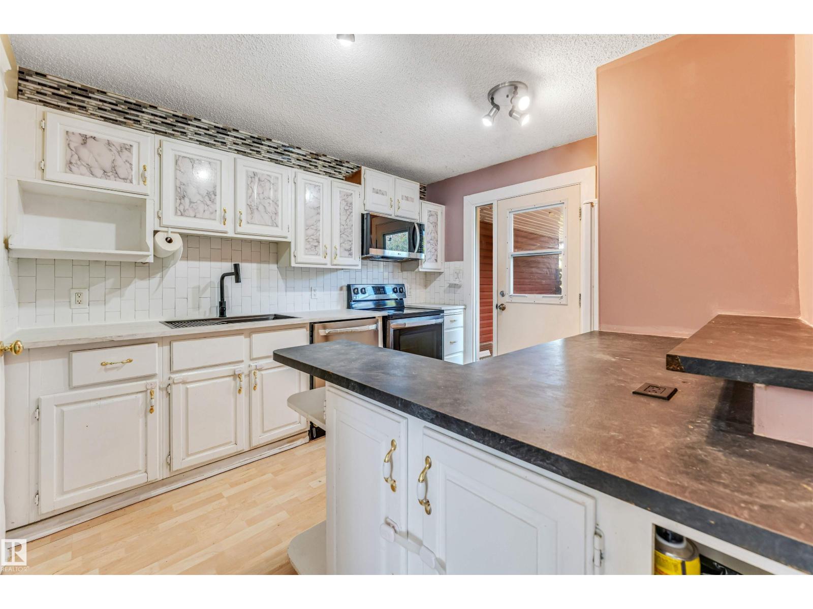 645 MILLBOURNE RD NW - 18