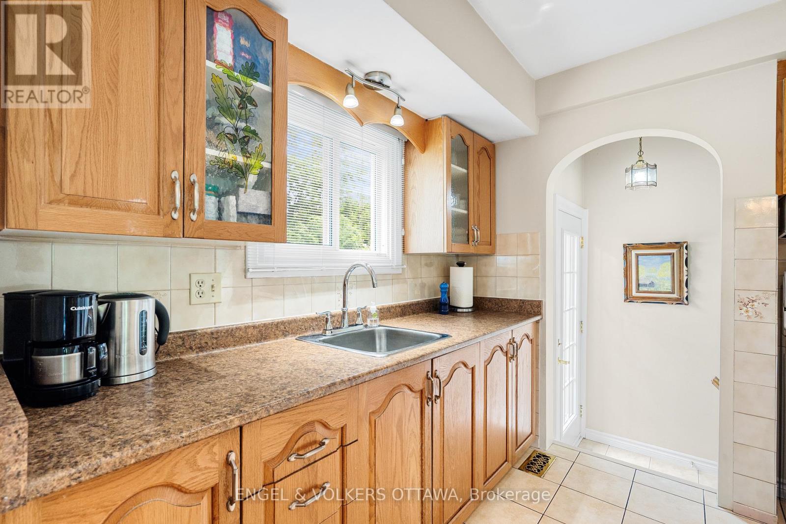 5 Bed, 2 Bath House for Sale in Ottawa – 709 PLEASANT PARK ROAD, Ottawa – MLS# X13488642 - Image 11