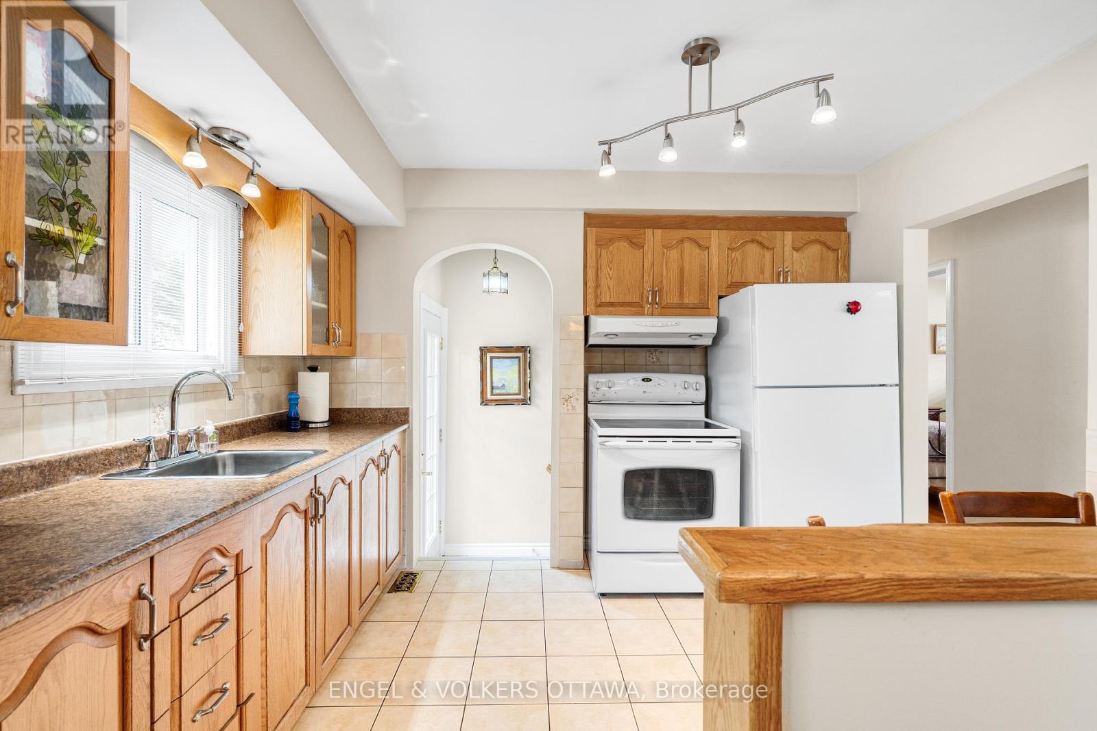 5 Bed, 2 Bath House for Sale in Ottawa – 709 PLEASANT PARK ROAD, Ottawa – MLS# X13488642 - Image 9