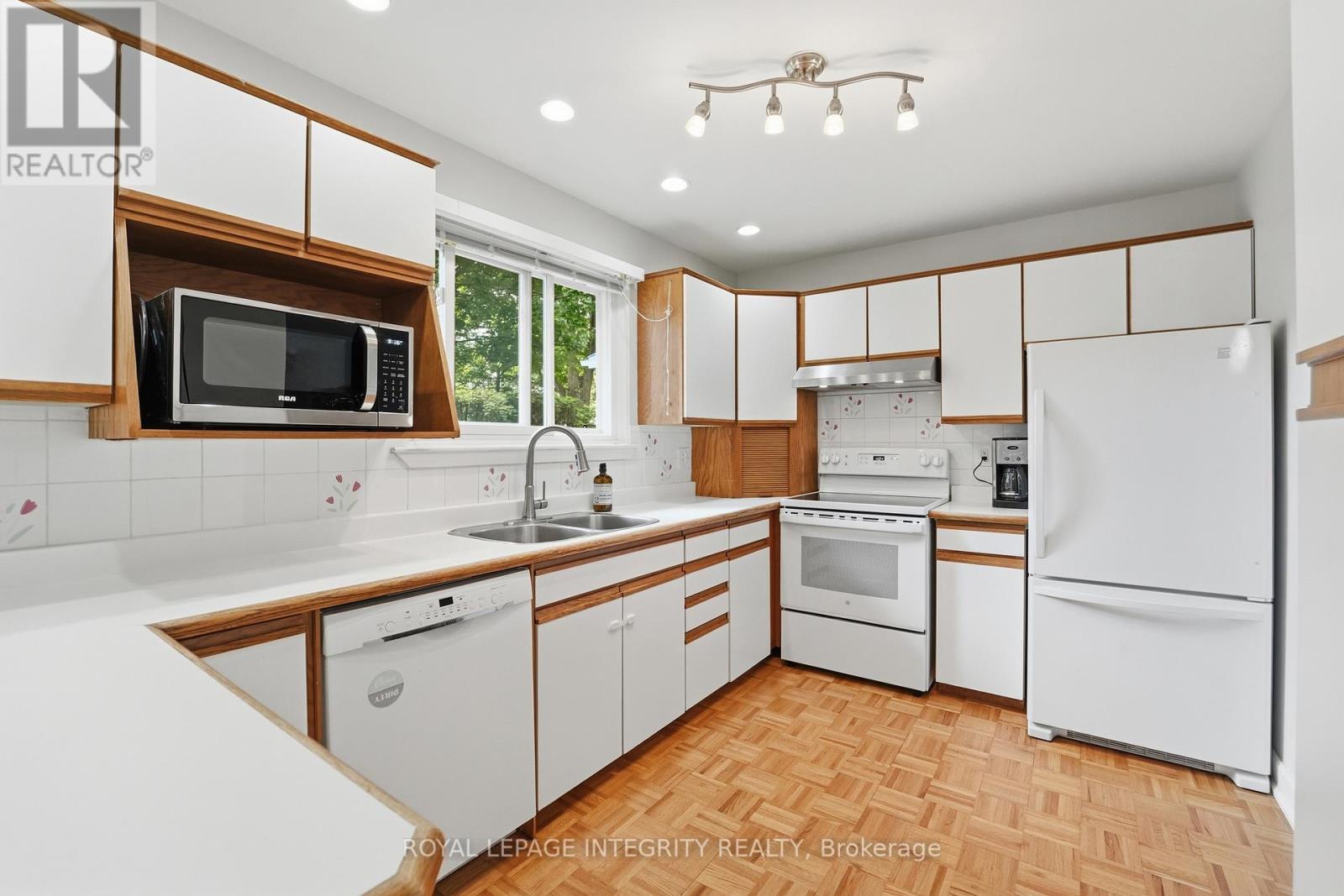 3 Bed, 2 Bath House for Sale in Ottawa – 6 WOODVIEW CRESCENT, Ottawa – MLS# X13489264 - Image 9