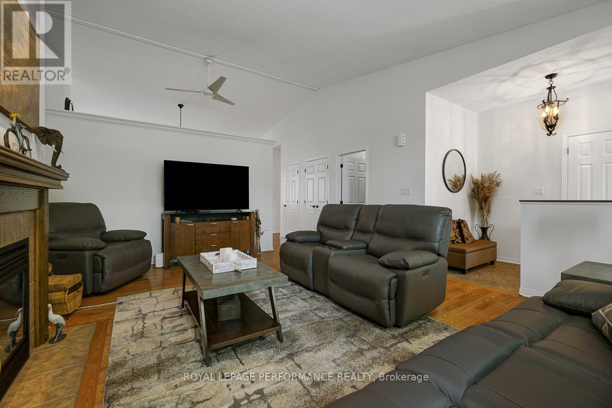 2 Bed, 2 Bath House for Sale in Ottawa – 540 TRAILVIEW PRIVATE, Ottawa – MLS# X13489486 - Image 11