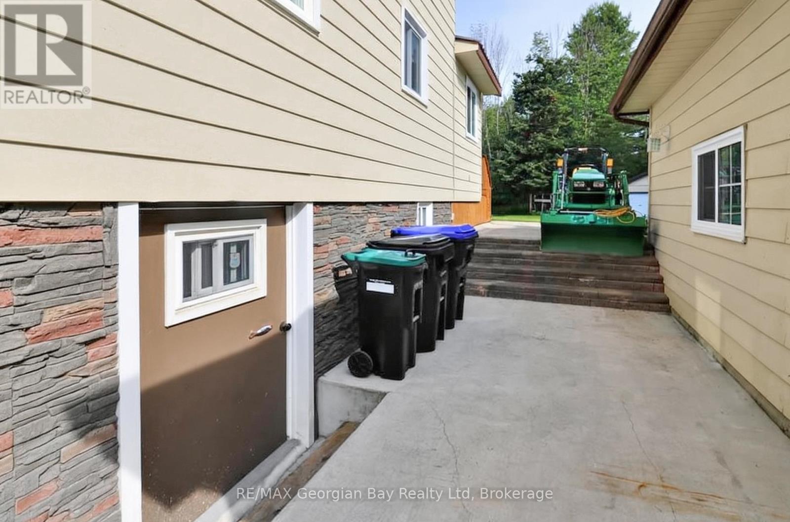 4 MOORE AVENUE - 30
