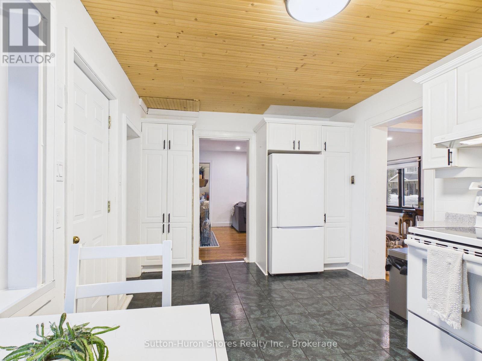 669 LOUIS STREET - 9
