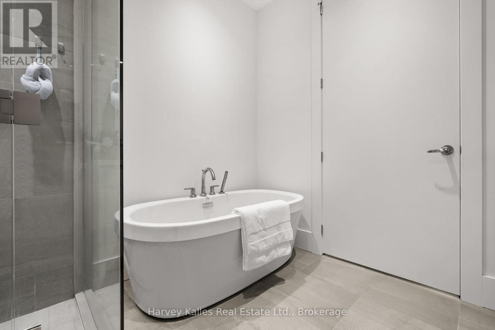 #306 727 GRANDVIEW DRIVE - 28