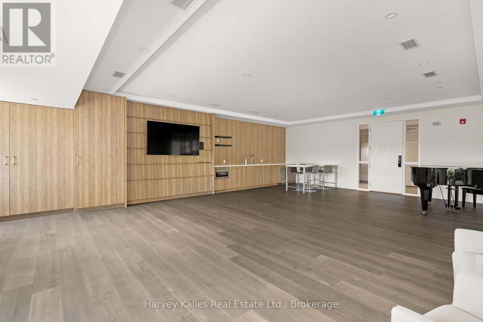 #306 727 GRANDVIEW DRIVE - 35