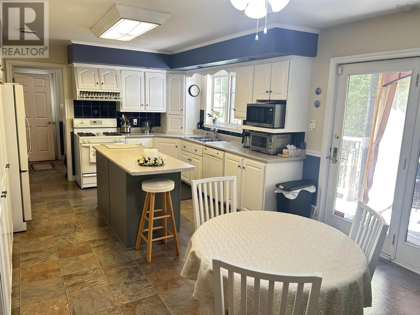 6 Ainsley Court - 7