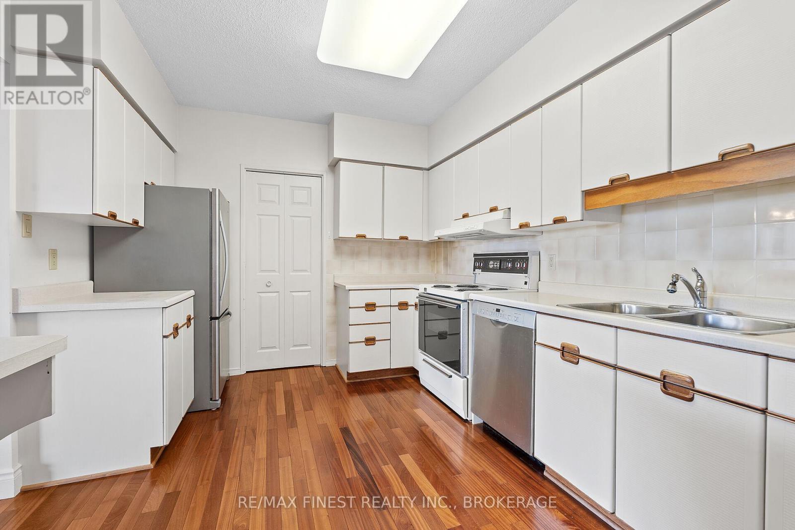 #302 1000 KING STREET W - 18