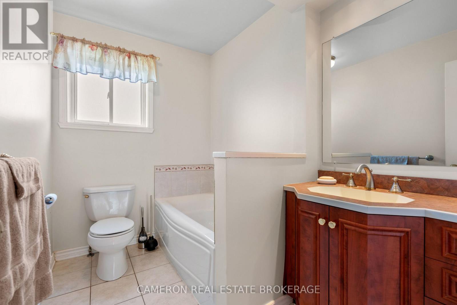368 ANGELA CRESCENT - 22