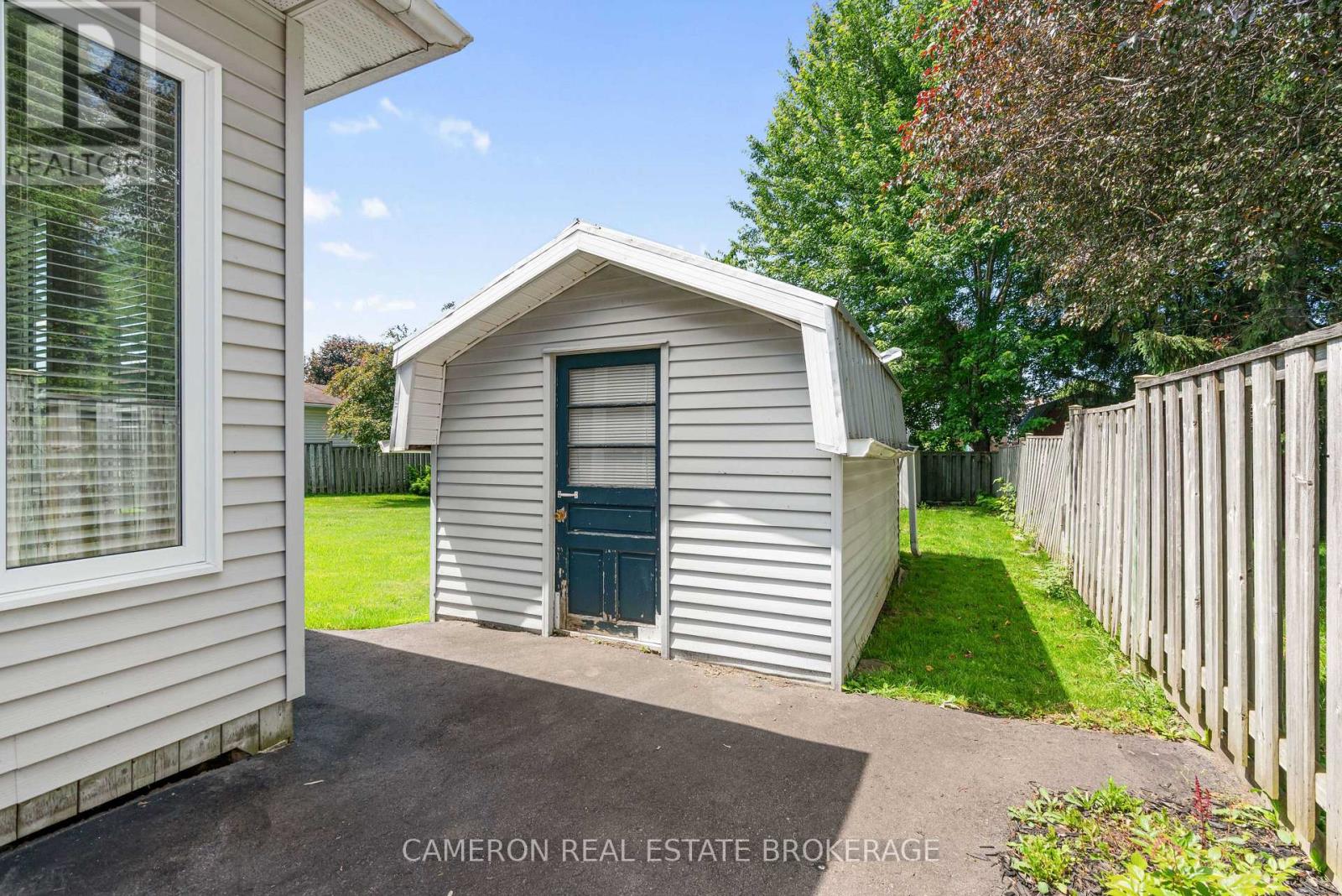 368 ANGELA CRESCENT - 35