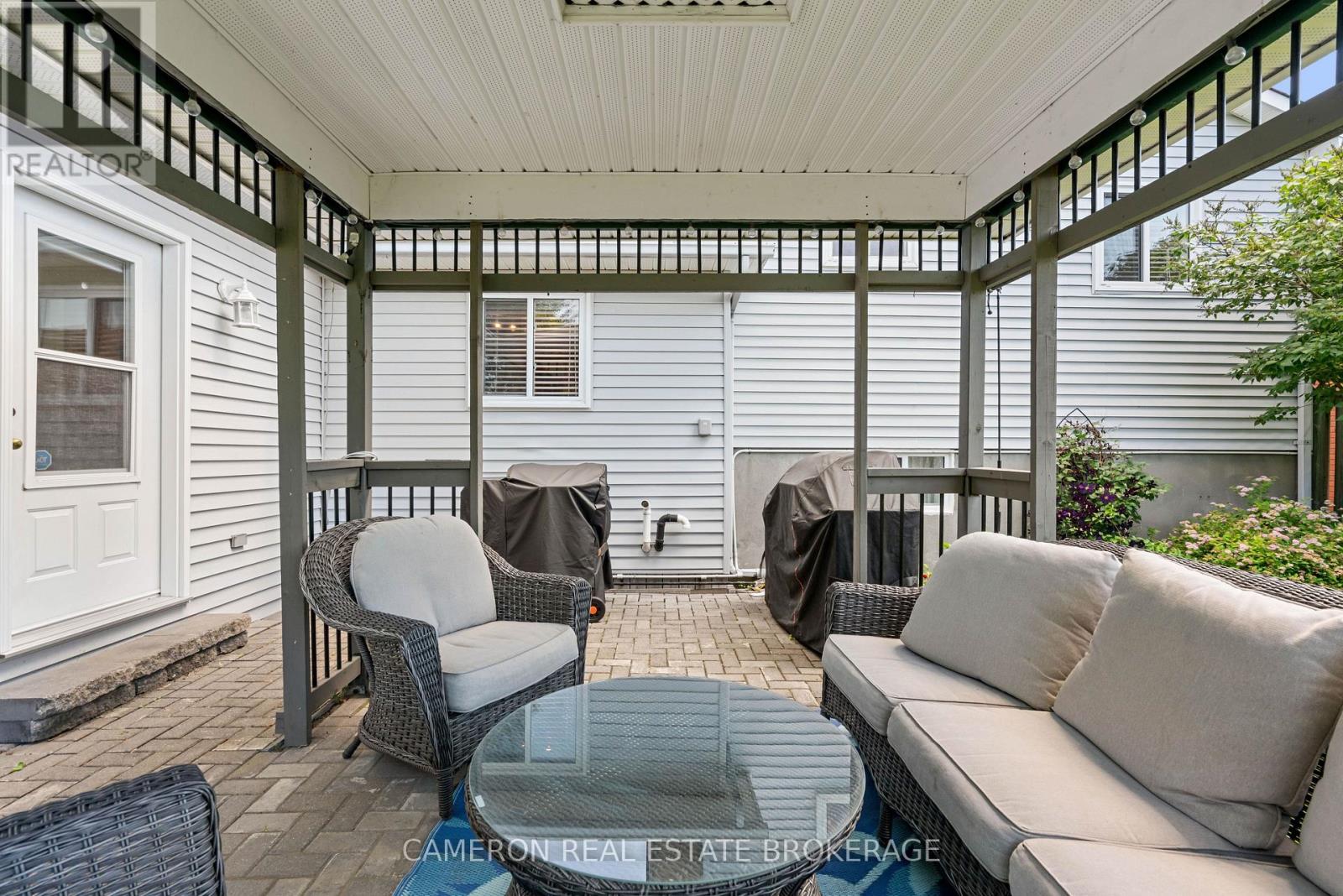 368 ANGELA CRESCENT - 32