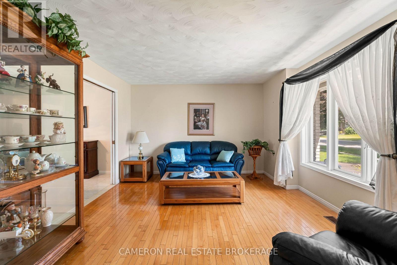368 ANGELA CRESCENT - 7