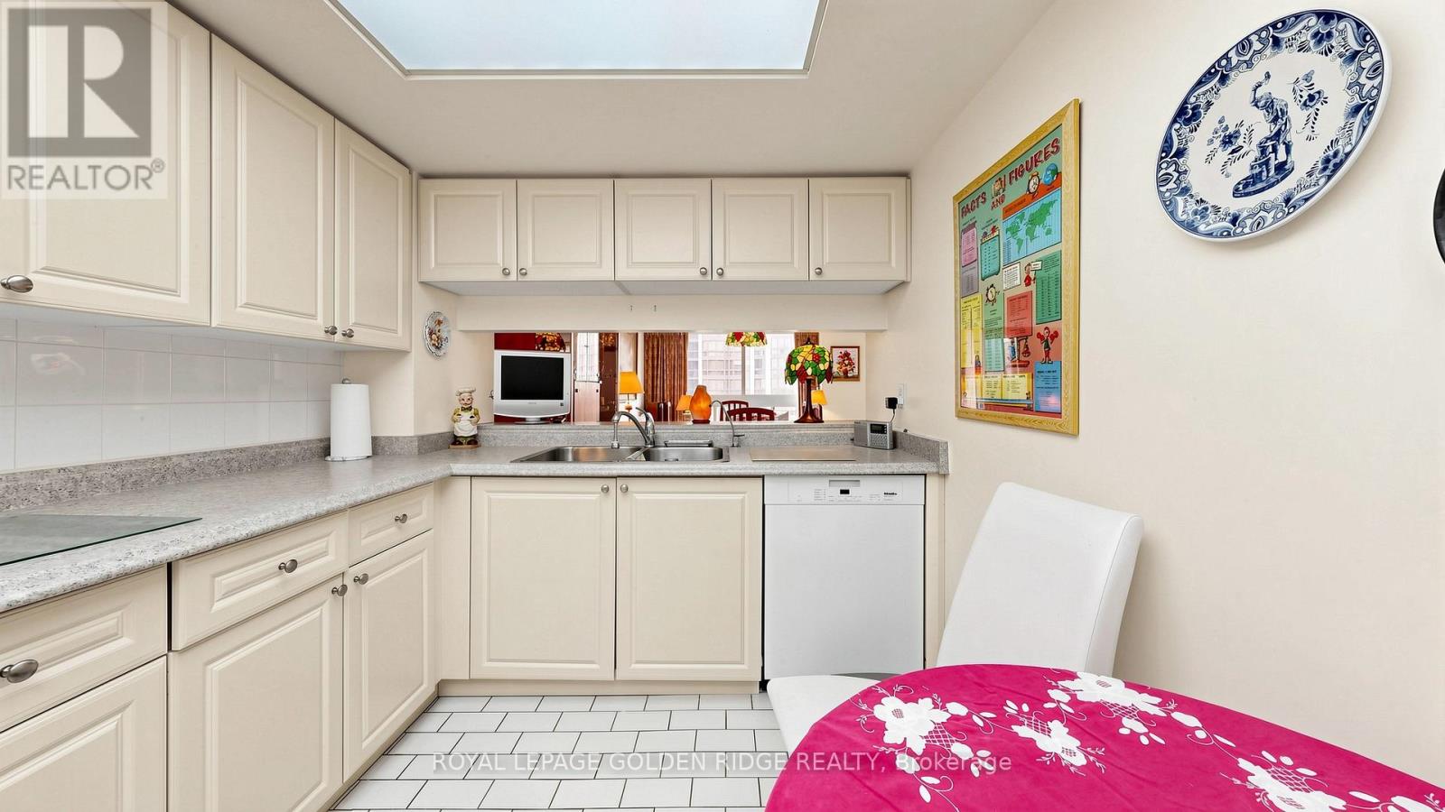 #1003 5 KENNETH AVENUE - 15
