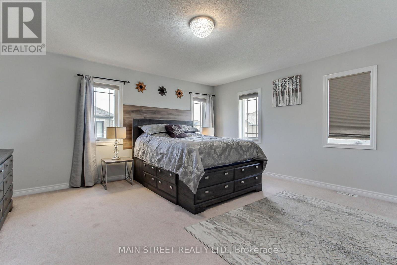 34 GREY WING AVENUE - 23