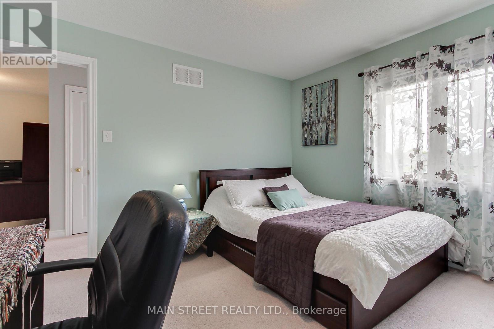 34 GREY WING AVENUE - 28