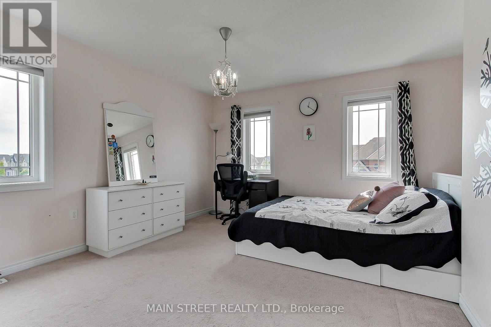 34 GREY WING AVENUE - 30