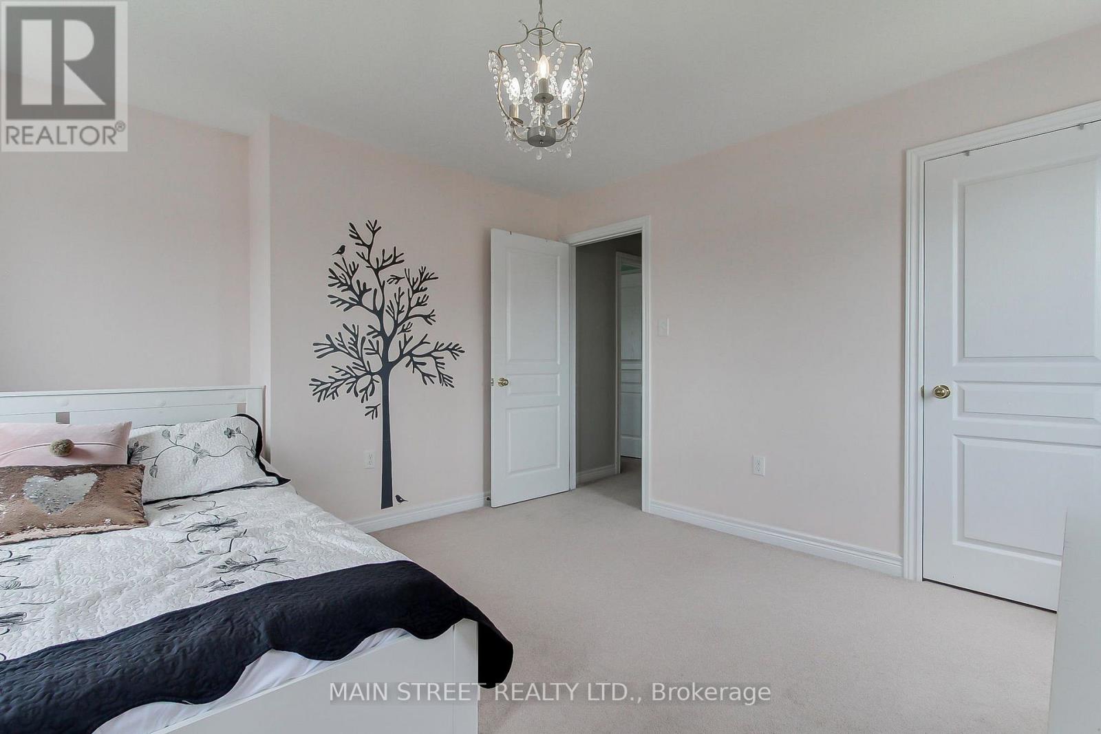 34 GREY WING AVENUE - 31