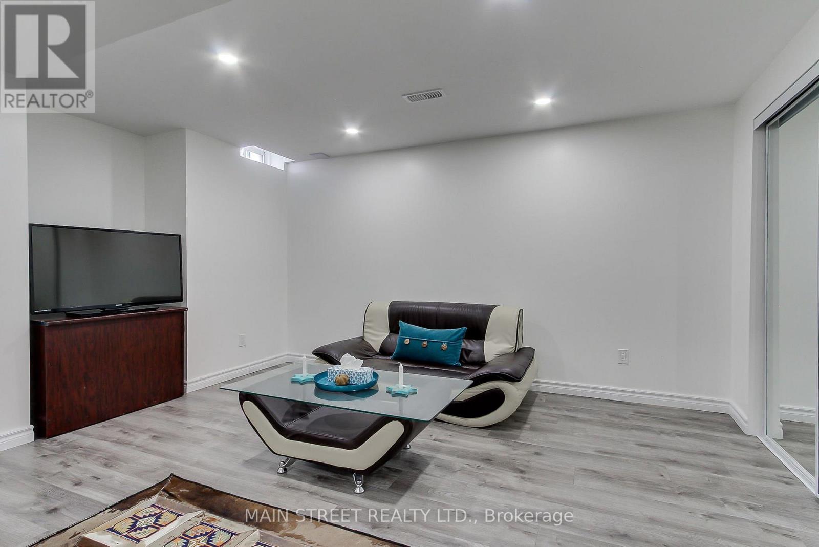 34 GREY WING AVENUE - 36