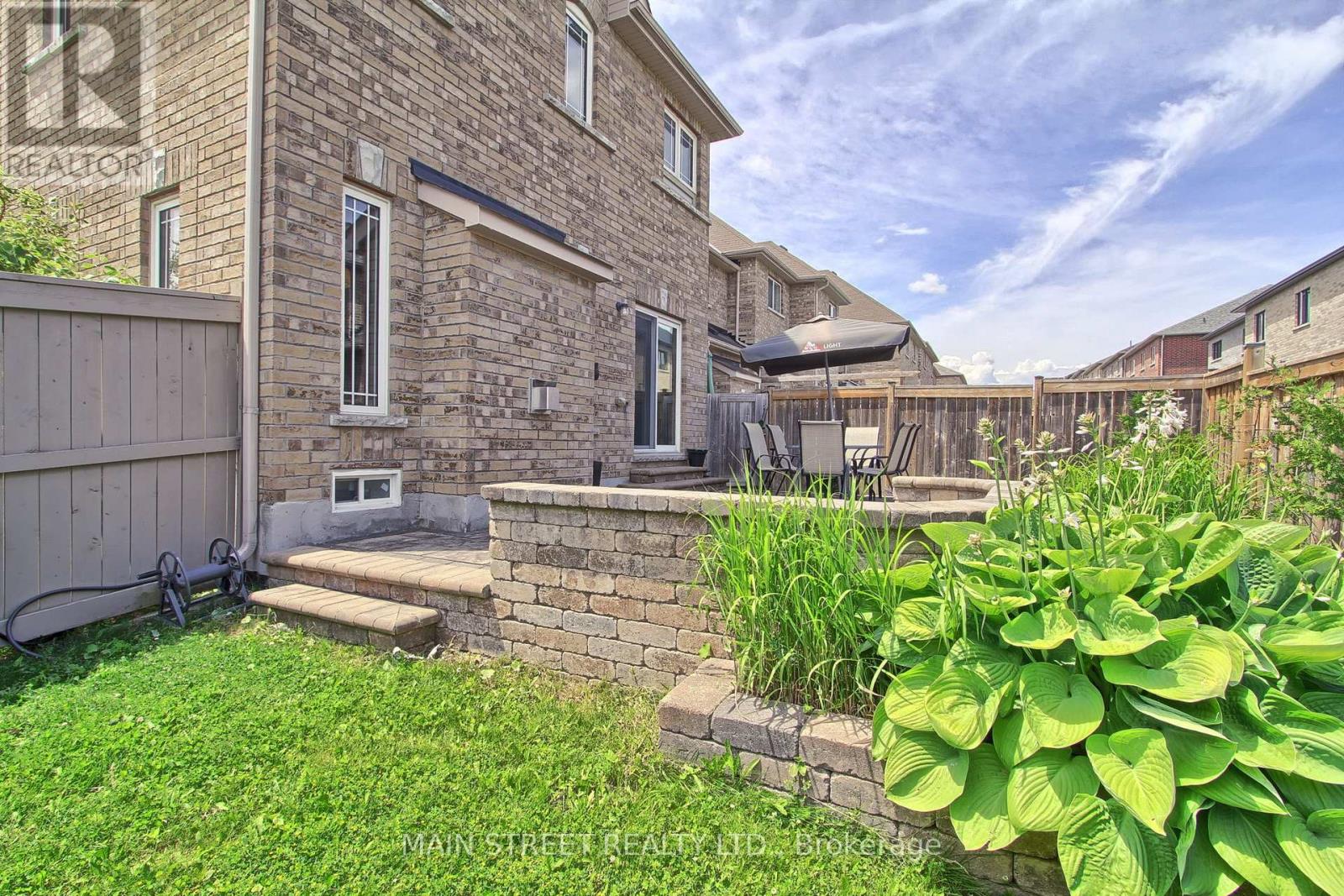 34 GREY WING AVENUE - 39