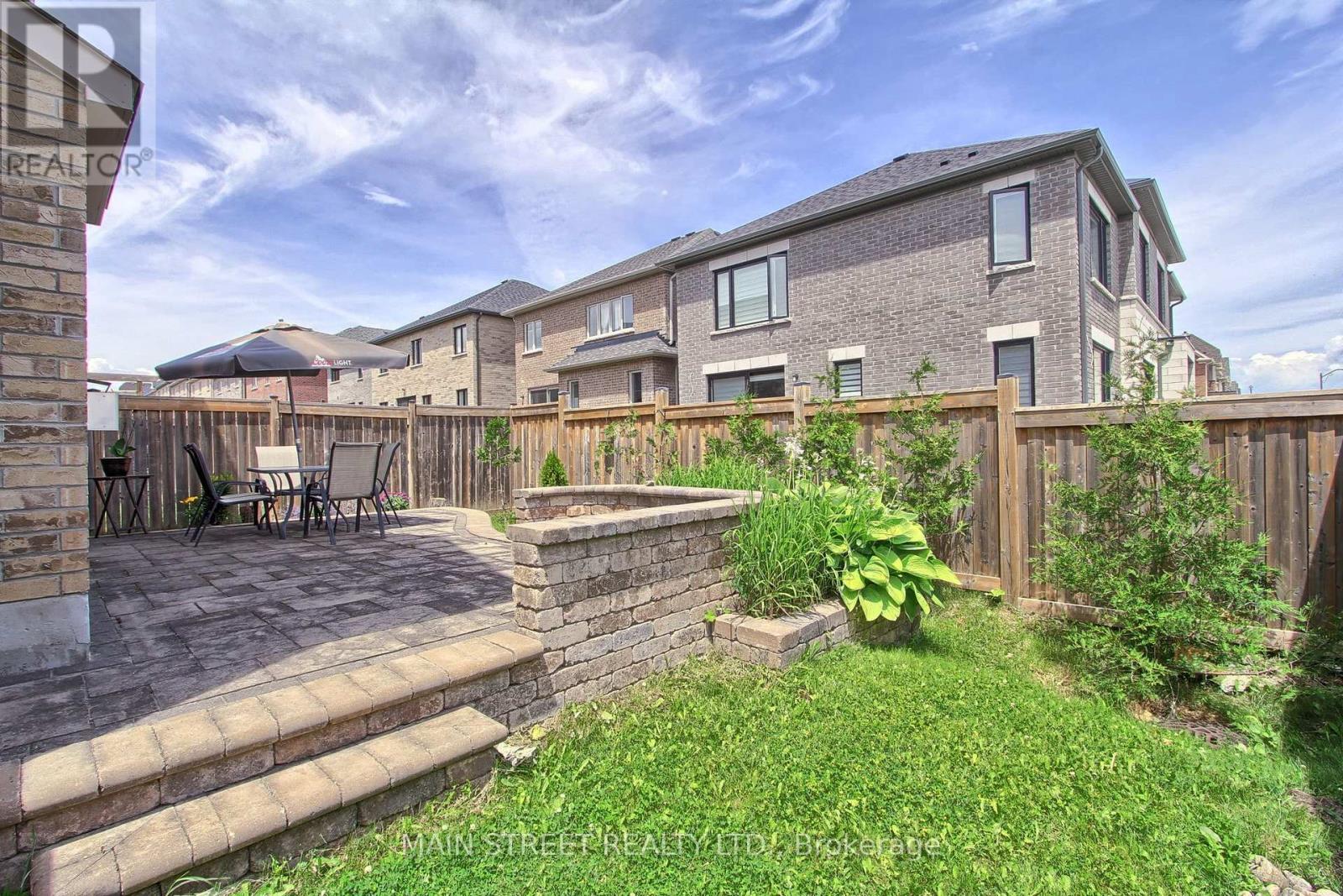 34 GREY WING AVENUE - 40