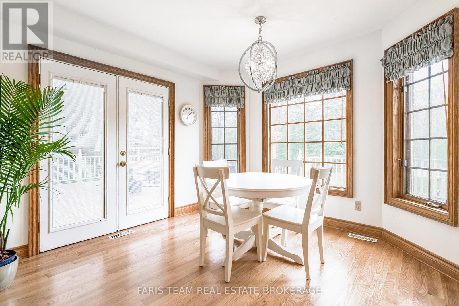 4 MILLS CIRCLE - 10