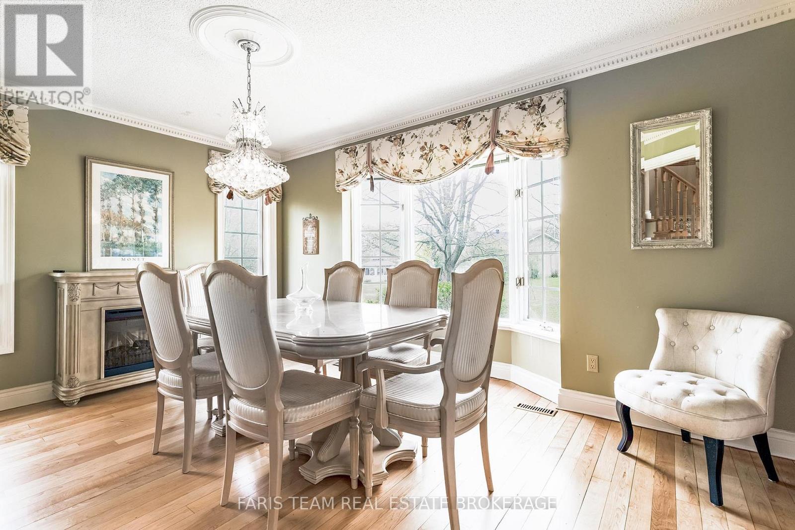 4 MILLS CIRCLE - 12