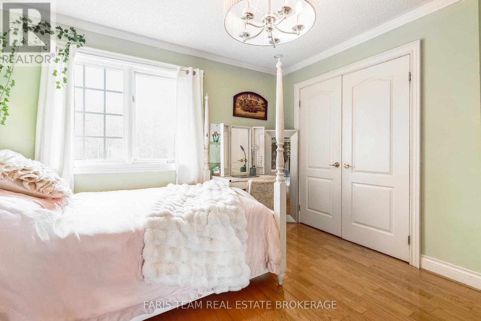 4 MILLS CIRCLE - 25