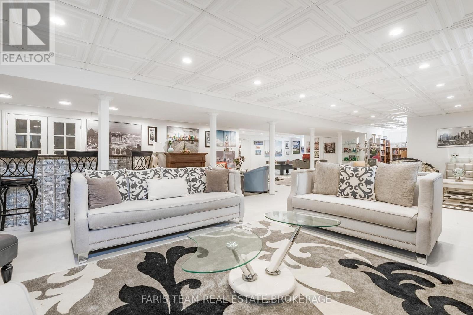 4 MILLS CIRCLE - 32