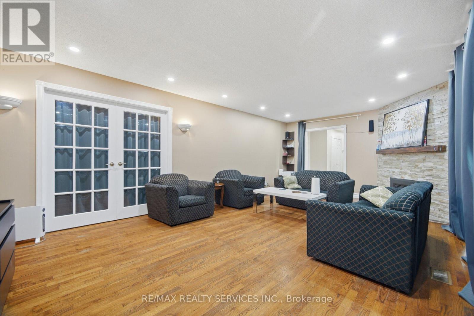 685 KING STREET - 24