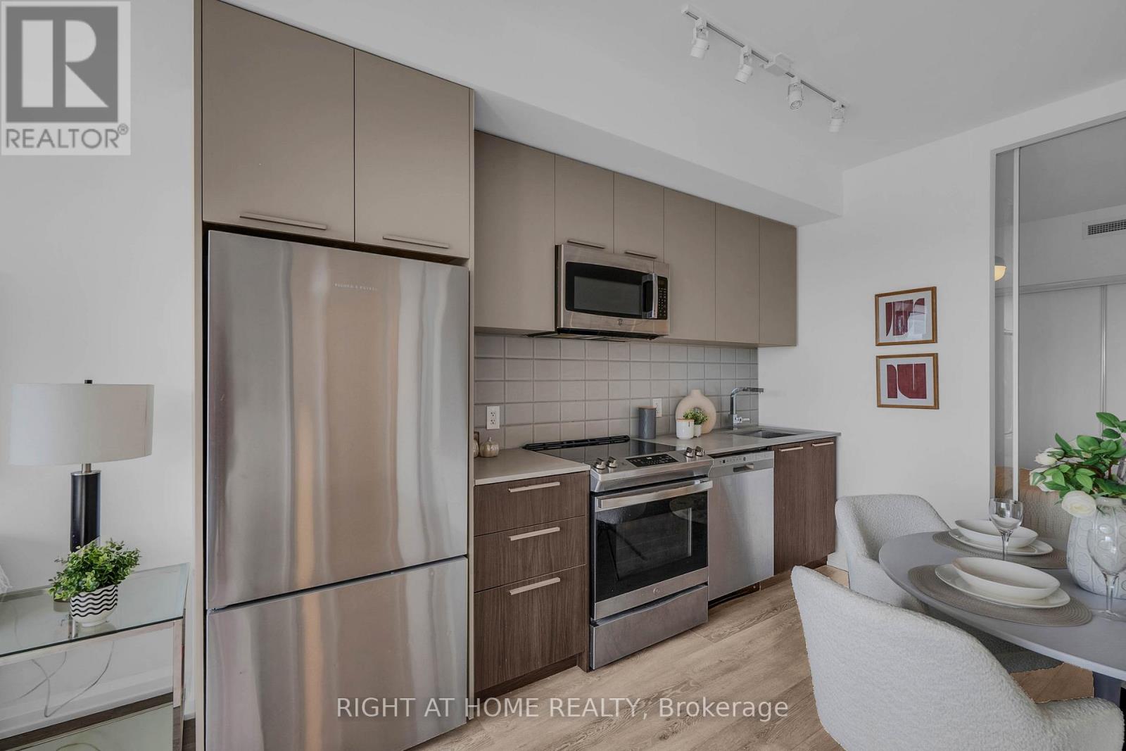 #414 4208 DUNDAS STREET W - 16