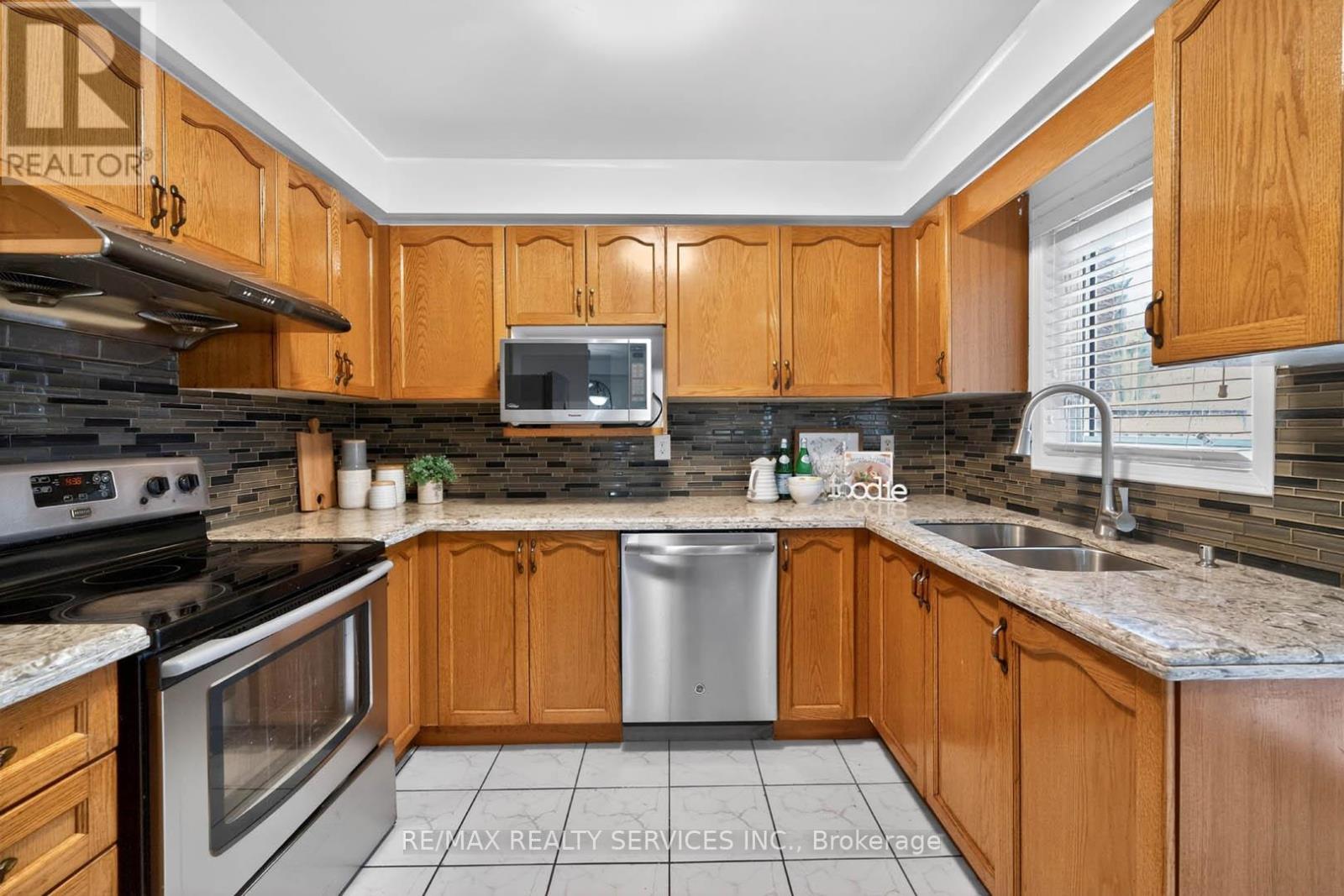 6 CREEKWOOD DRIVE - 22
