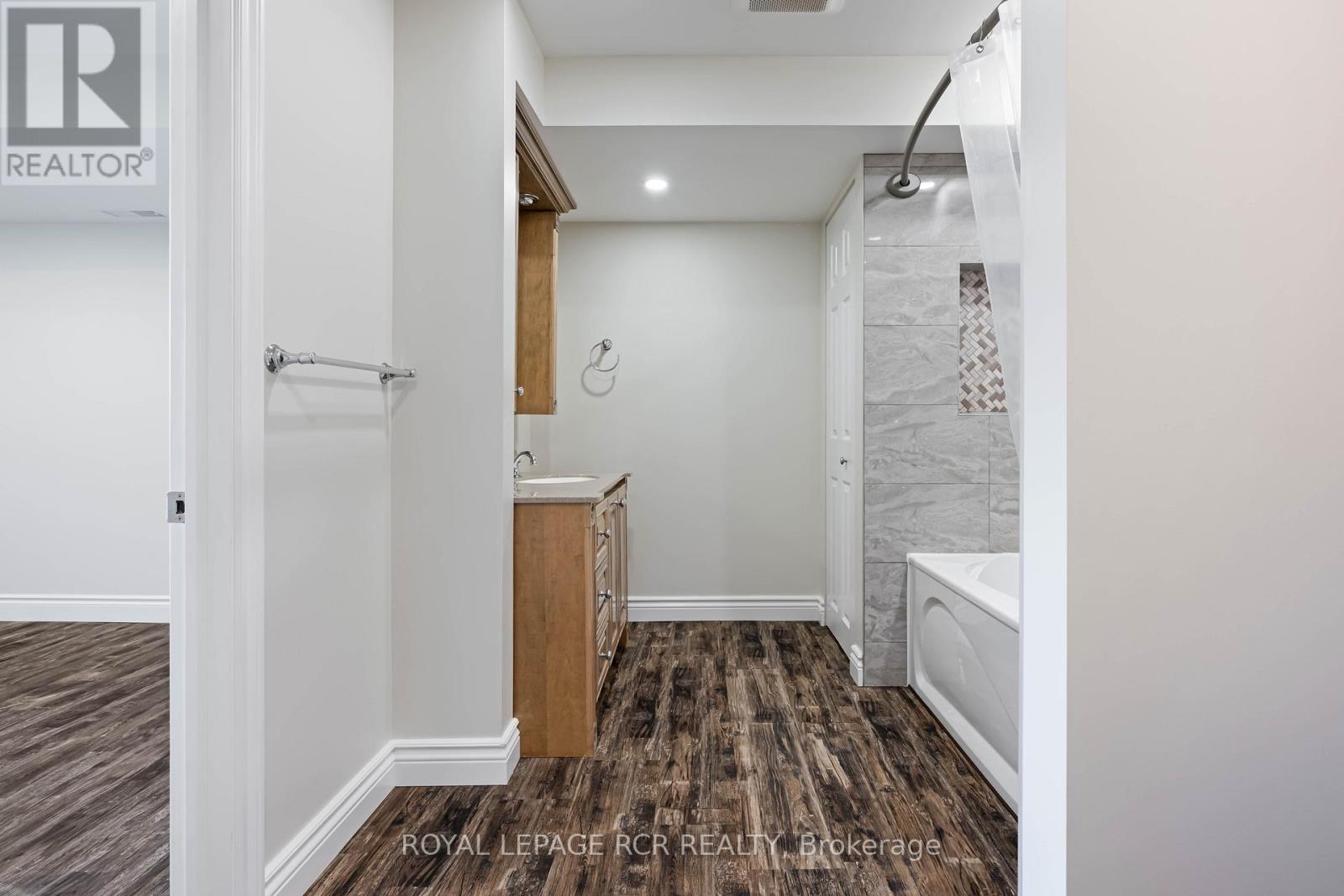 367 MARSHALL CRESCENT - 44