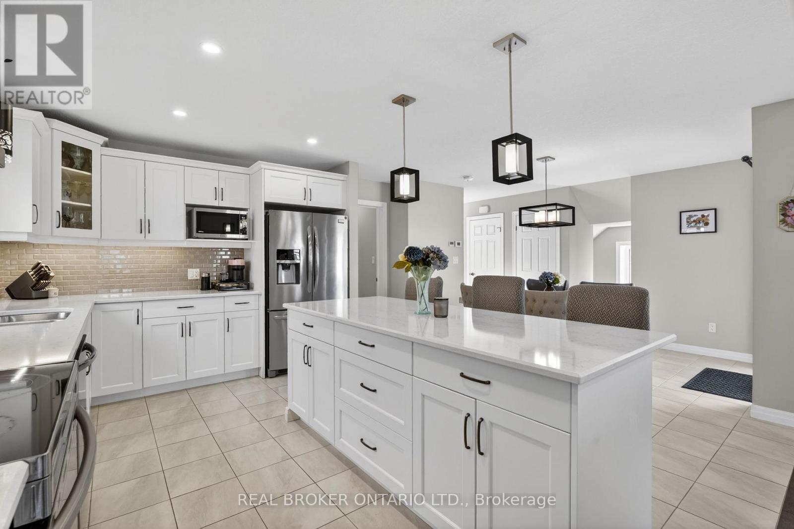 48 CURREN CRESCENT - 14