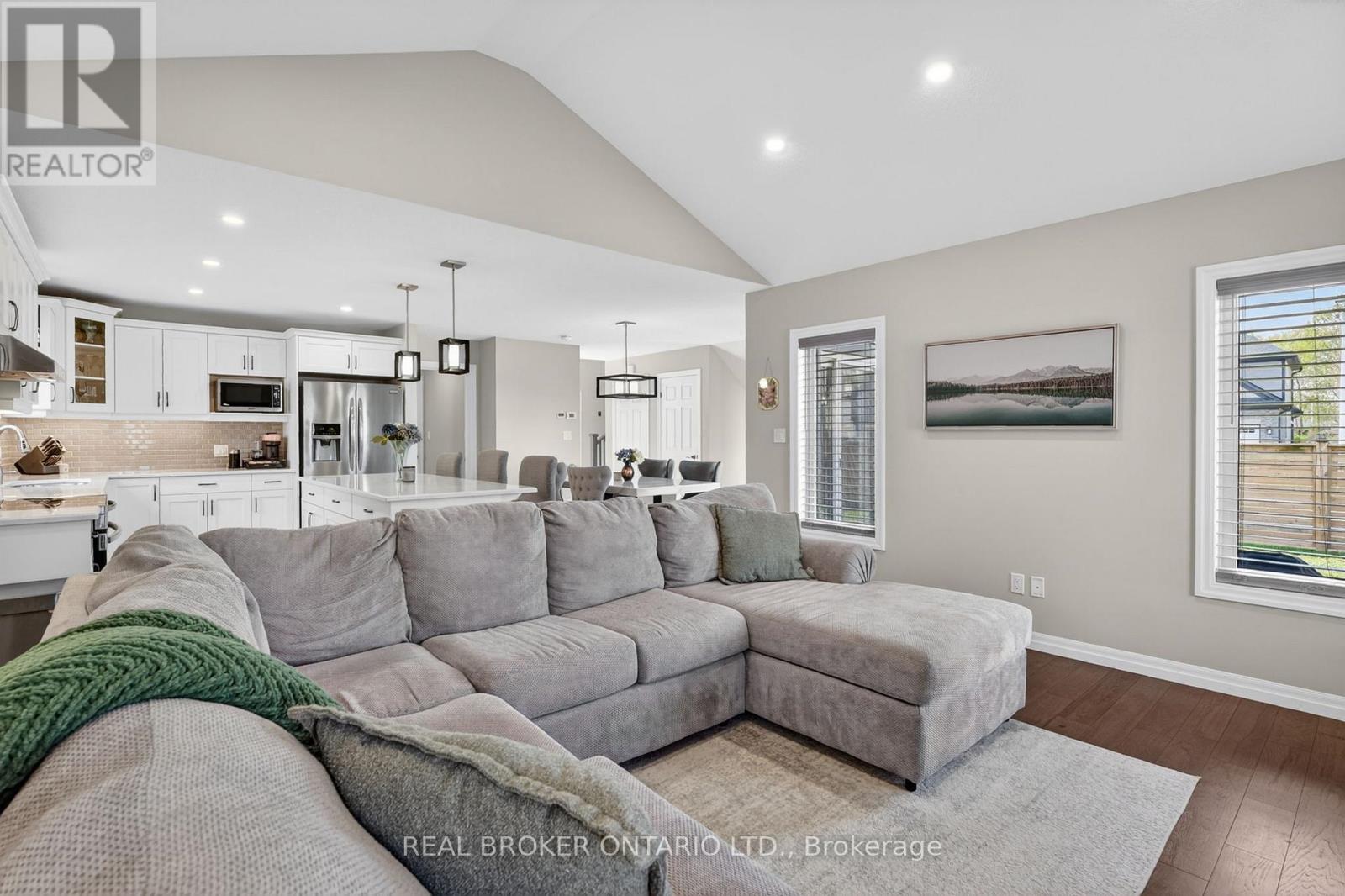 48 CURREN CRESCENT - 17