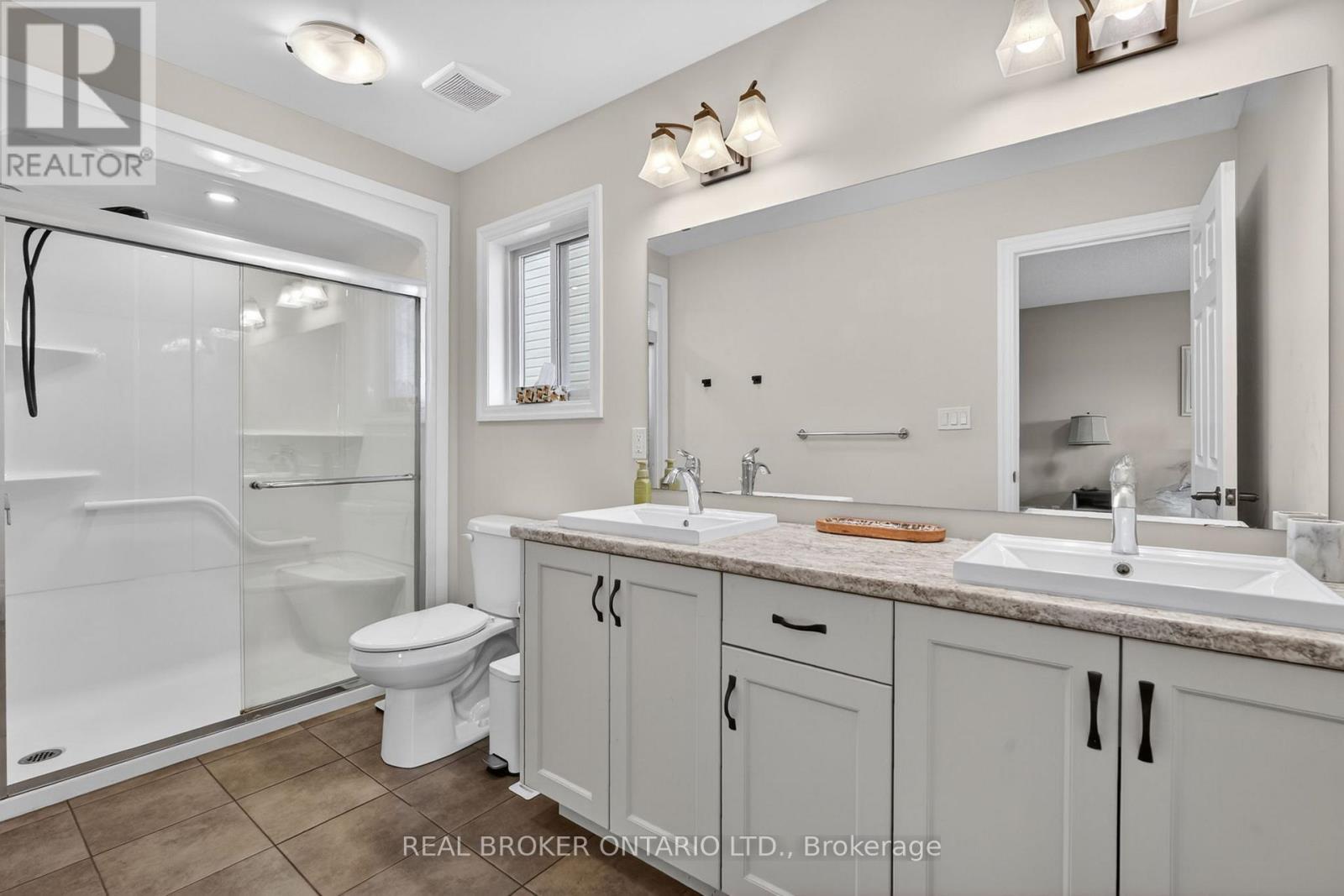 48 CURREN CRESCENT - 27