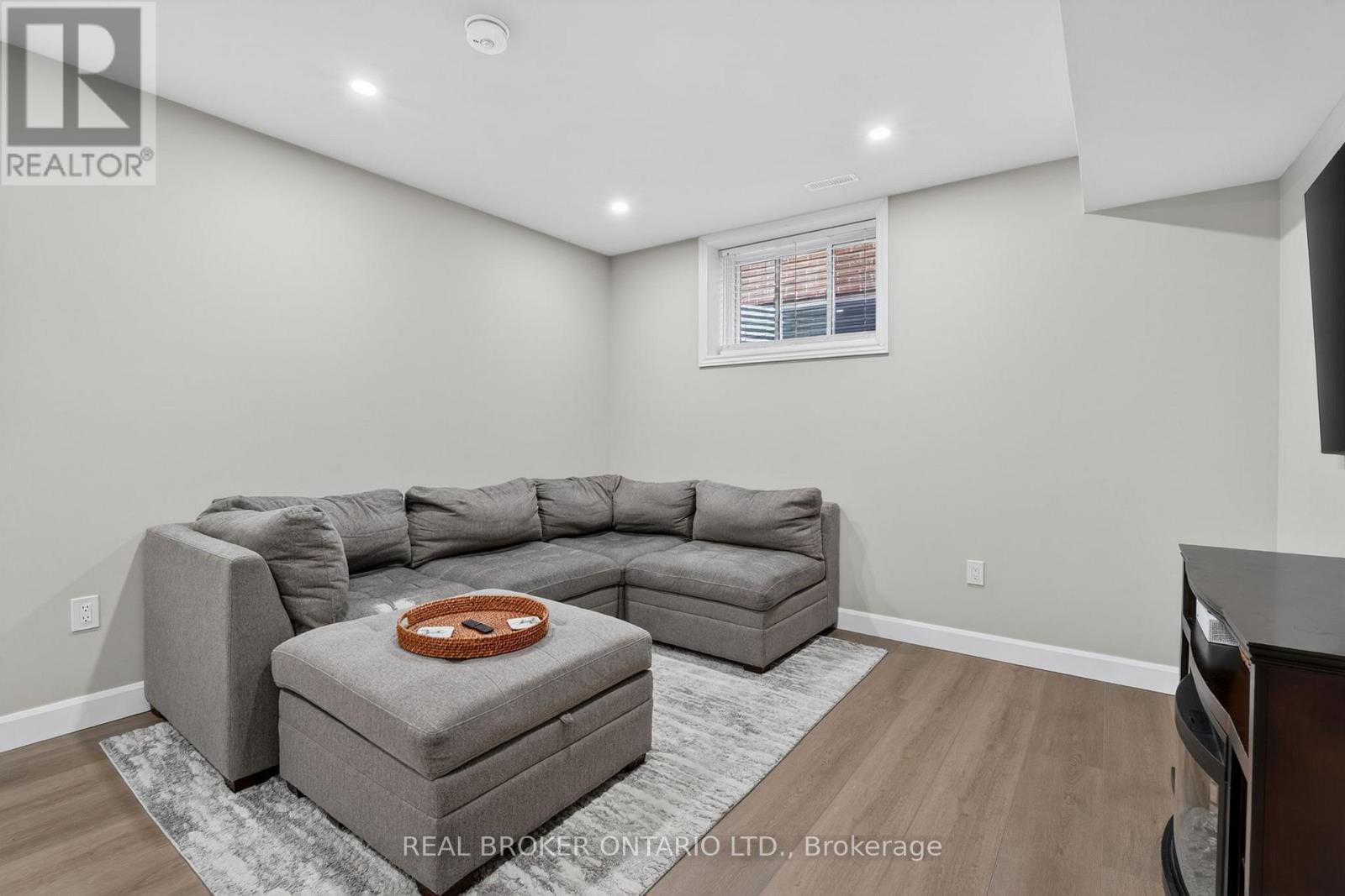 48 CURREN CRESCENT - 35
