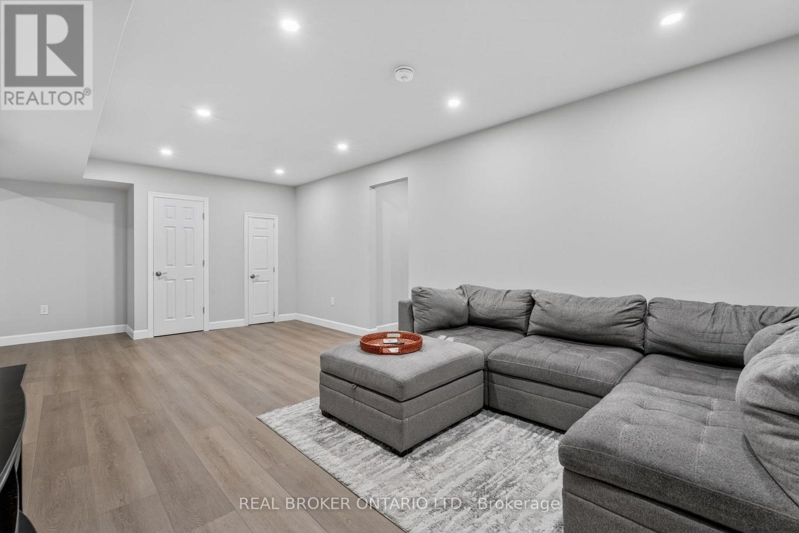 48 CURREN CRESCENT - 36