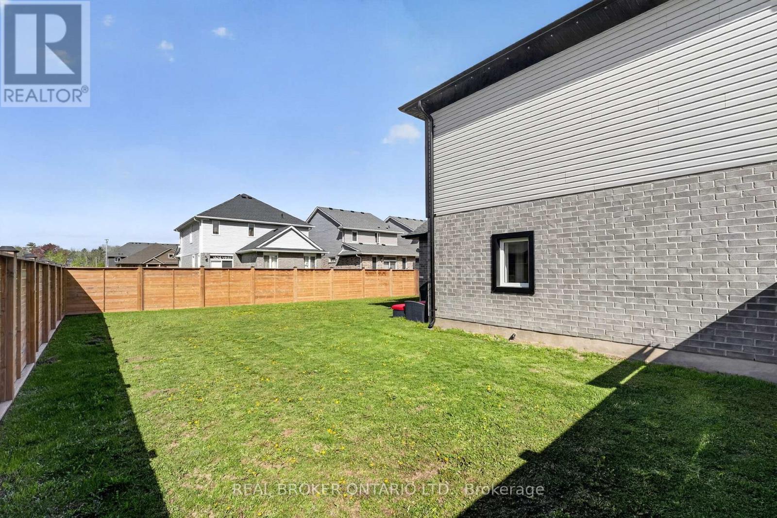 48 CURREN CRESCENT - 40