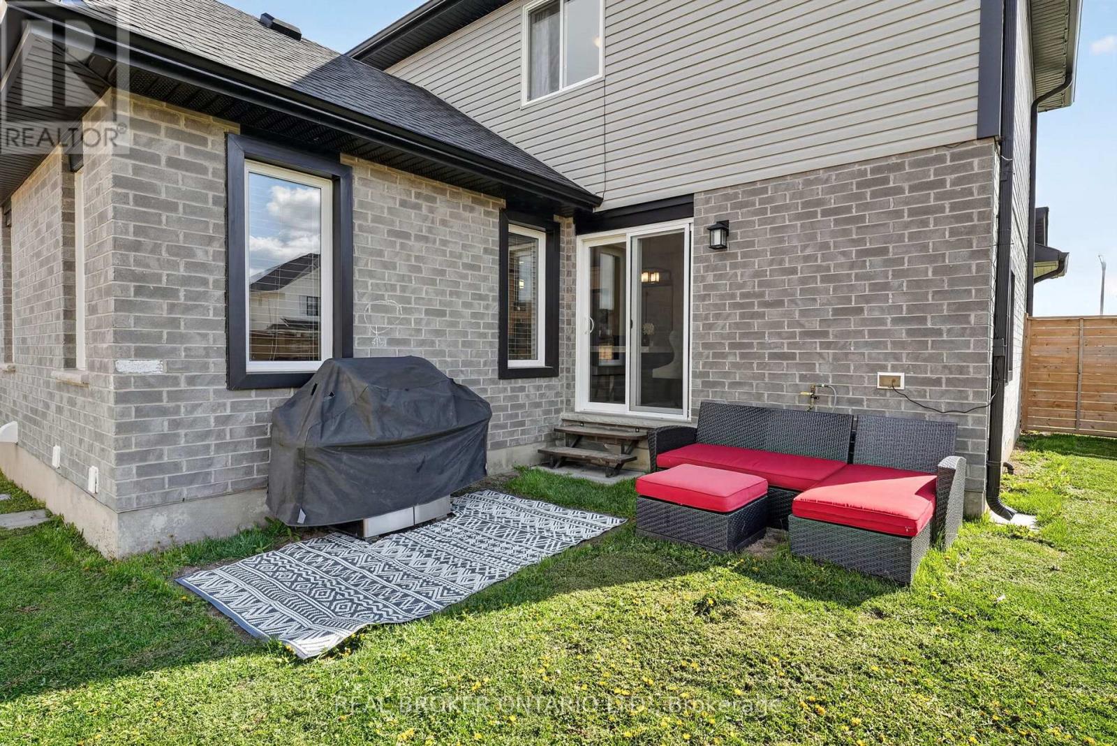 48 CURREN CRESCENT - 44