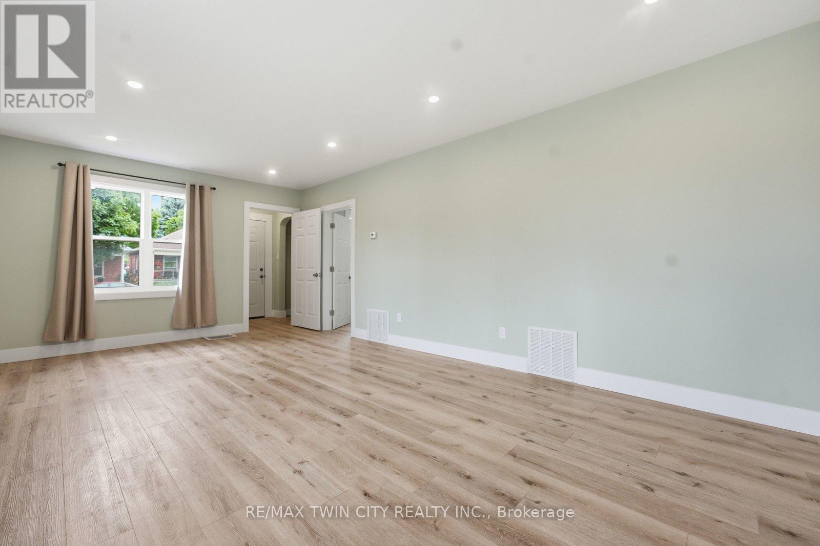 249 CLARENCE STREET - 18